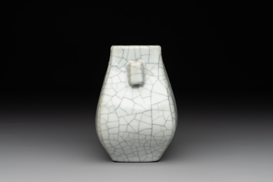 A small Chinese ge-type 'hu' vase, 18/19th C.