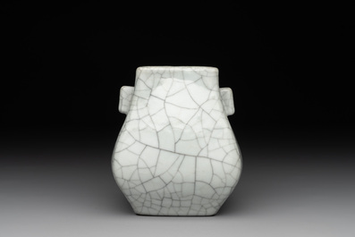 A small Chinese ge-type 'hu' vase, 18/19th C.