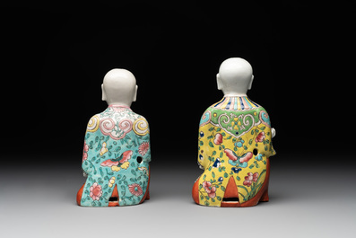 A Chinese export faux-bois stand with two putti and two famille rose boys, Qianlong/Jiaqing