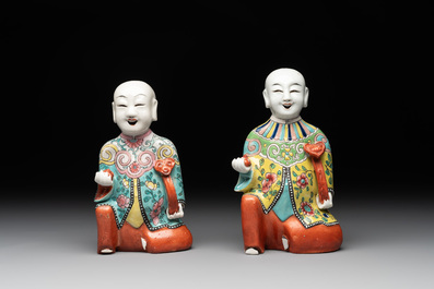 A Chinese export faux-bois stand with two putti and two famille rose boys, Qianlong/Jiaqing