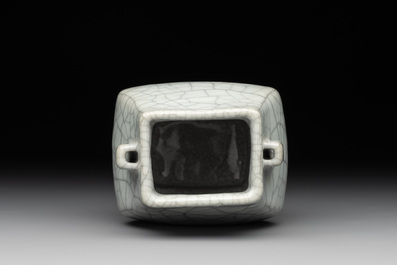 A small Chinese ge-type 'hu' vase, 18/19th C.