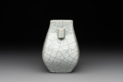 A small Chinese ge-type 'hu' vase, 18/19th C.