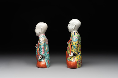 A Chinese export faux-bois stand with two putti and two famille rose boys, Qianlong/Jiaqing