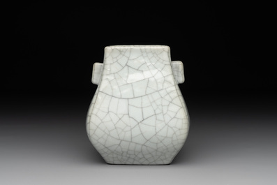 A small Chinese ge-type 'hu' vase, 18/19th C.
