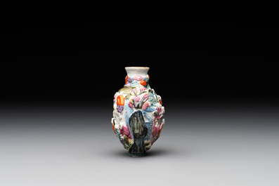 A Chinese molded famille rose 'playing boys' snuff bottle, Qianlong mark, 19th C.