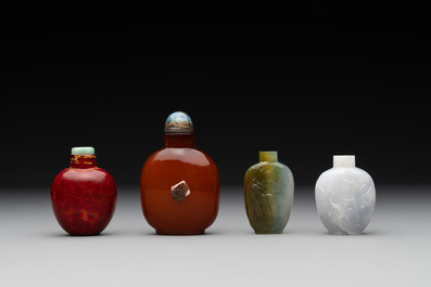 Four Chinese Peking glass, agate and jade snuff bottles, 19/20th C.