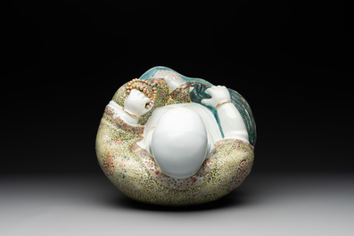 A large Chinese famille rose Buddha, Xu Dequan 徐德全 mark, 19/20th C.