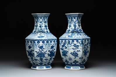 A pair of Chinese blue and white octagonal vases with floral design, 19th C.