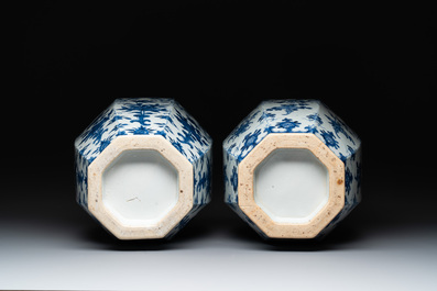 A pair of Chinese blue and white octagonal vases with floral design, 19th C.