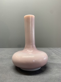 A pair of Chinese pink Peking glass bottle vases, Qing