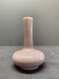 A pair of Chinese pink Peking glass bottle vases, Qing