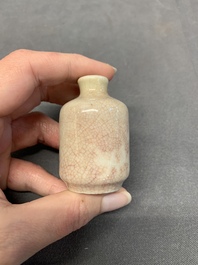Six various Chinese ge-type and copper-red snuff bottles, 19th C.