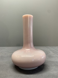 A pair of Chinese pink Peking glass bottle vases, Qing