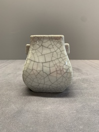 A small Chinese ge-type 'hu' vase, 18/19th C.
