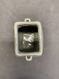 A small Chinese ge-type 'hu' vase, 18/19th C.