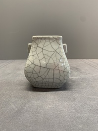 A small Chinese ge-type 'hu' vase, 18/19th C.
