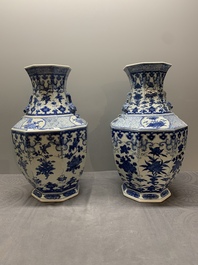 A pair of Chinese blue and white octagonal vases with floral design, 19th C.