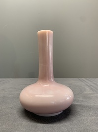 A pair of Chinese pink Peking glass bottle vases, Qing