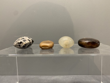 A collection of 16 Chinese precious stone snuff bottles, 19/20th C.