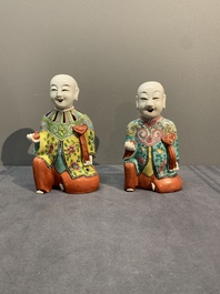 A Chinese export faux-bois stand with two putti and two famille rose boys, Qianlong/Jiaqing