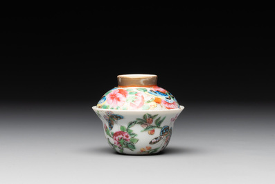 A varied collection of 14 Chinese famille rose and monochrome wares, 19/20th C.