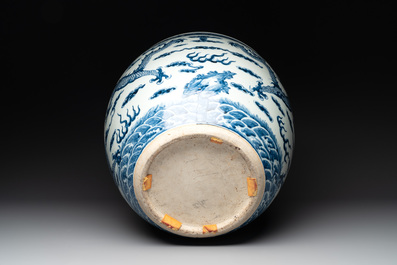 A Chinese blue and white 'dragon' fish bowl, 19th C.