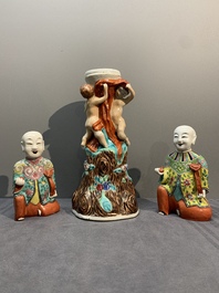 A Chinese export faux-bois stand with two putti and two famille rose boys, Qianlong/Jiaqing