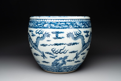 A Chinese blue and white 'dragon' fish bowl, 19th C.