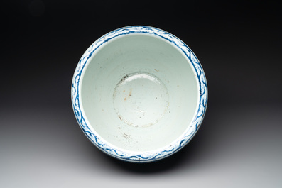 A Chinese blue and white 'dragon' fish bowl, 19th C.
