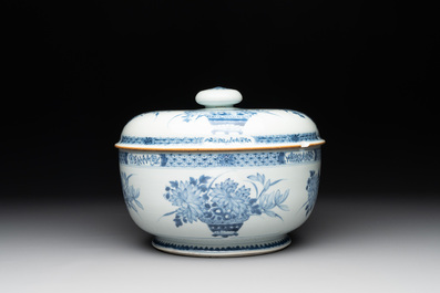 A Chinese blue and white tureen, a teapot and two dishes, Yongzheng/Qianlong