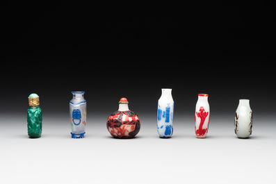 A collection of 12 Chinese glass snuff bottles, 19/20th C.