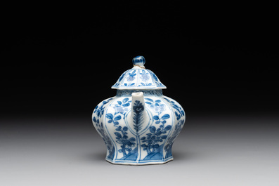 A Chinese blue and white tureen, a teapot and two dishes, Yongzheng/Qianlong
