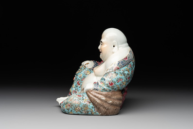 A Chinese famille rose Milefo Buddha, Xue Changseng 薛長森 mark, 20th C.