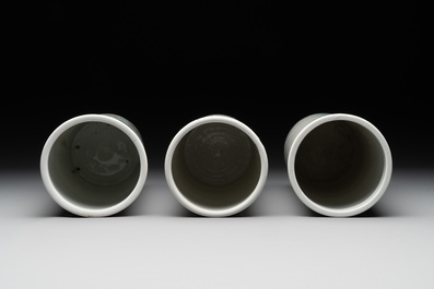 A varied collection of 14 Chinese famille rose and monochrome wares, 19/20th C.