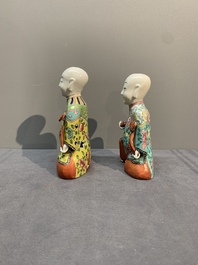 A Chinese export faux-bois stand with two putti and two famille rose boys, Qianlong/Jiaqing