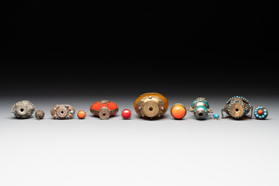 A collection of 12 Chinese snuff bottles, Qianli 千里 mark, 19/20th C.