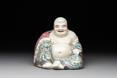 A Chinese famille rose Milefo Buddha, Xue Changseng 薛長森 mark, 20th C.