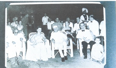 A Chinese gilt-decorated iron-red- and grisaille vase and a fitted box, Hongxian mark, Republic