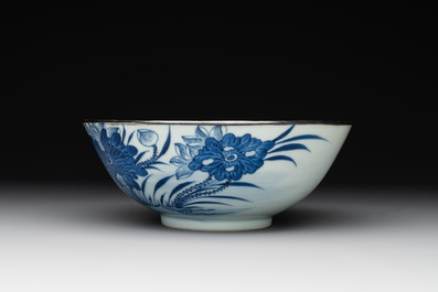 A Chinese blue and white 'Bleu de Hue' bowl for the Vietnamese market, chơi ngọc 玩玉 mark, 19th C.