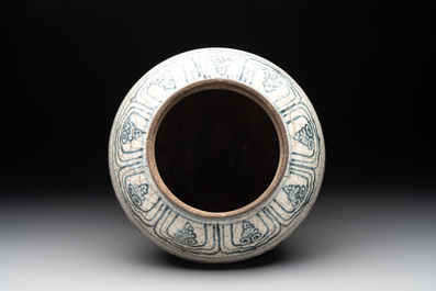 An Annamese or Vietnamese blue and white jar with floral design, 15/16th C.