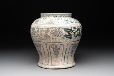 An Annamese or Vietnamese blue and white jar with floral design, 15/16th C.
