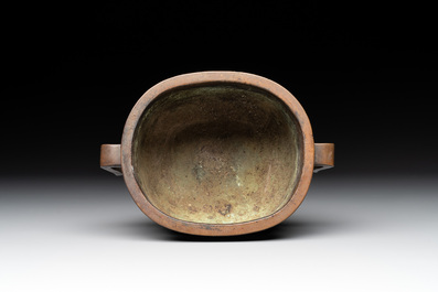 A Chinese bronze oval censer with handles, Shu Yuan 恕園 mark, 19th C.