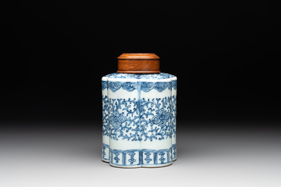 A Chinese blue and white tea caddy with wooden cover and a bird feeder, Xuande mark, 19th C.