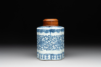 A Chinese blue and white tea caddy with wooden cover and a bird feeder, Xuande mark, 19th C.