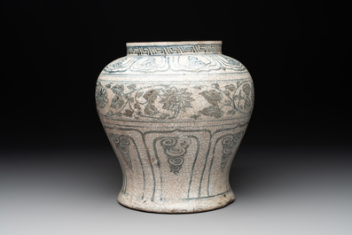 An Annamese or Vietnamese blue and white jar with floral design, 15/16th C.