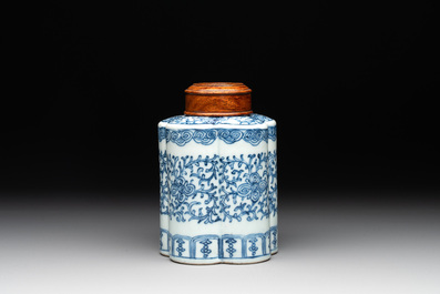 A Chinese blue and white tea caddy with wooden cover and a bird feeder, Xuande mark, 19th C.
