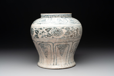 An Annamese or Vietnamese blue and white jar with floral design, 15/16th C.