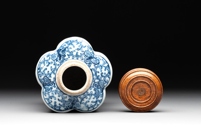 A Chinese blue and white tea caddy with wooden cover and a bird feeder, Xuande mark, 19th C.