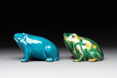 Two Chinese monochrome-glazed vases and two frogs, 19th C.