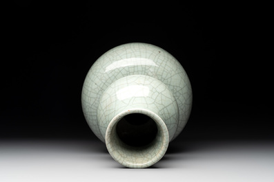 A Chinese ge-type double gourd vase, 19th C.